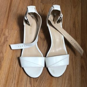 White staple wedges